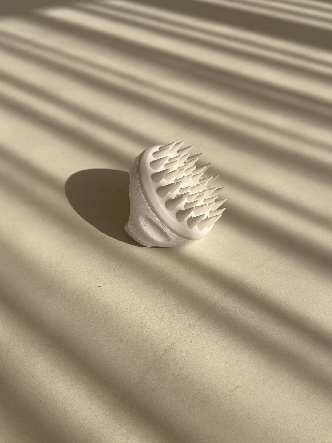 מברשת לעיסוי הקרקפת בז׳